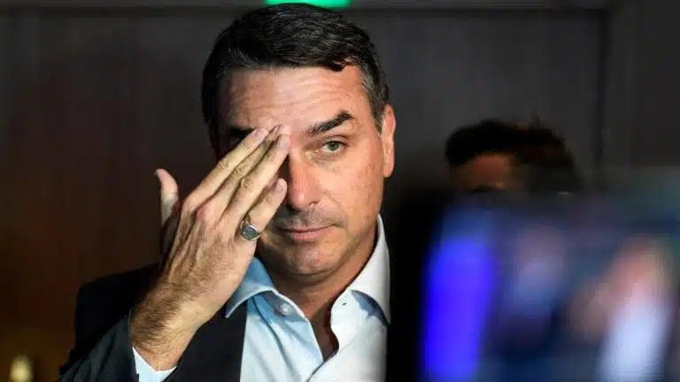 Flávio Bolsonaro gagueja e não consegue explicar relação com Vorcaro no JN