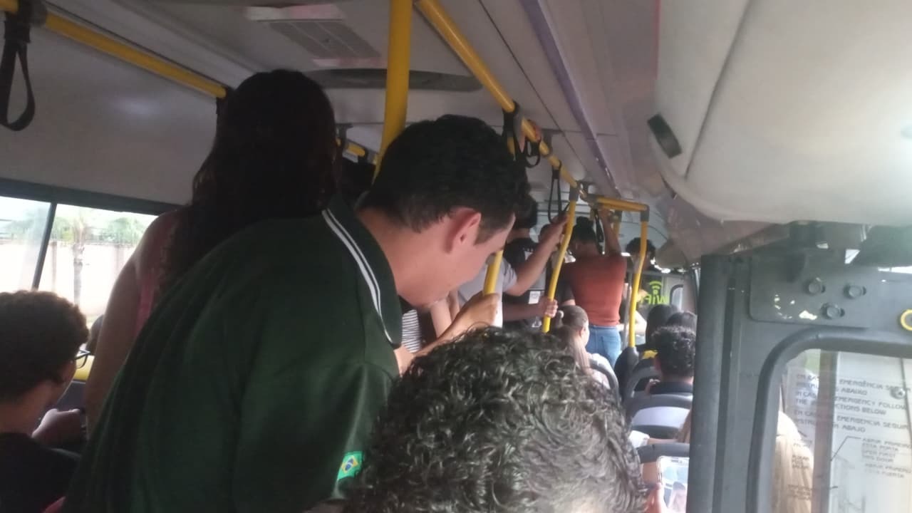 Superlotação e falta de transparência marcam transporte universitário em Fernandópolis
