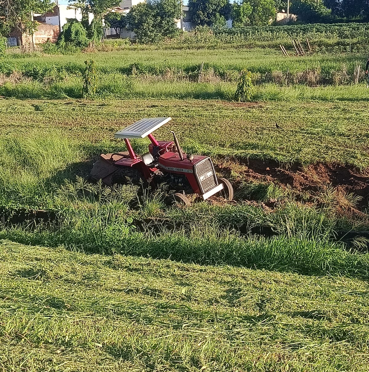 Trator afunda em buraco no canteiro central e quase provoca acidente em Fernandópolis