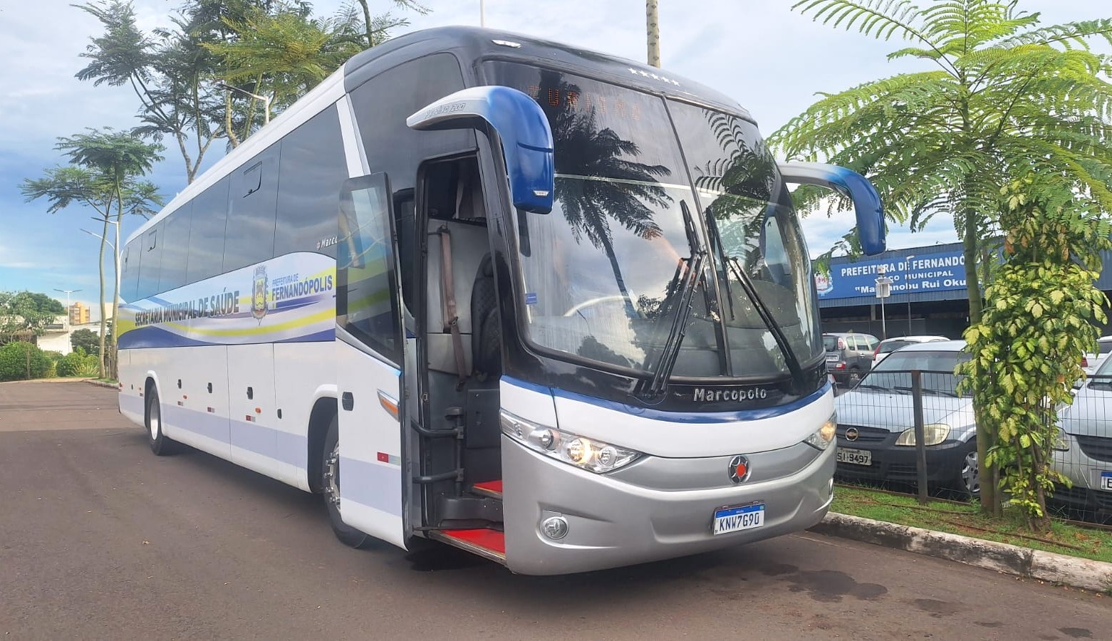 Com recursos próprios, Prefeitura adquire novo ônibus para a Saúde