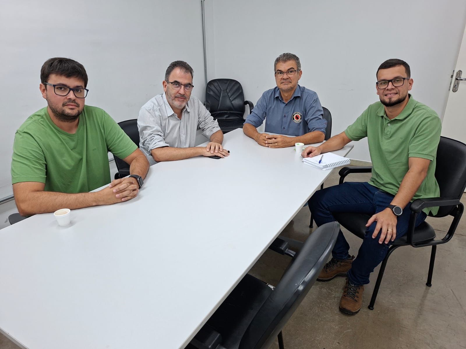 Julinho Barbeiro intermedeia reunião e cobra solução para insalubridade de terceirizados em Fernandópolis