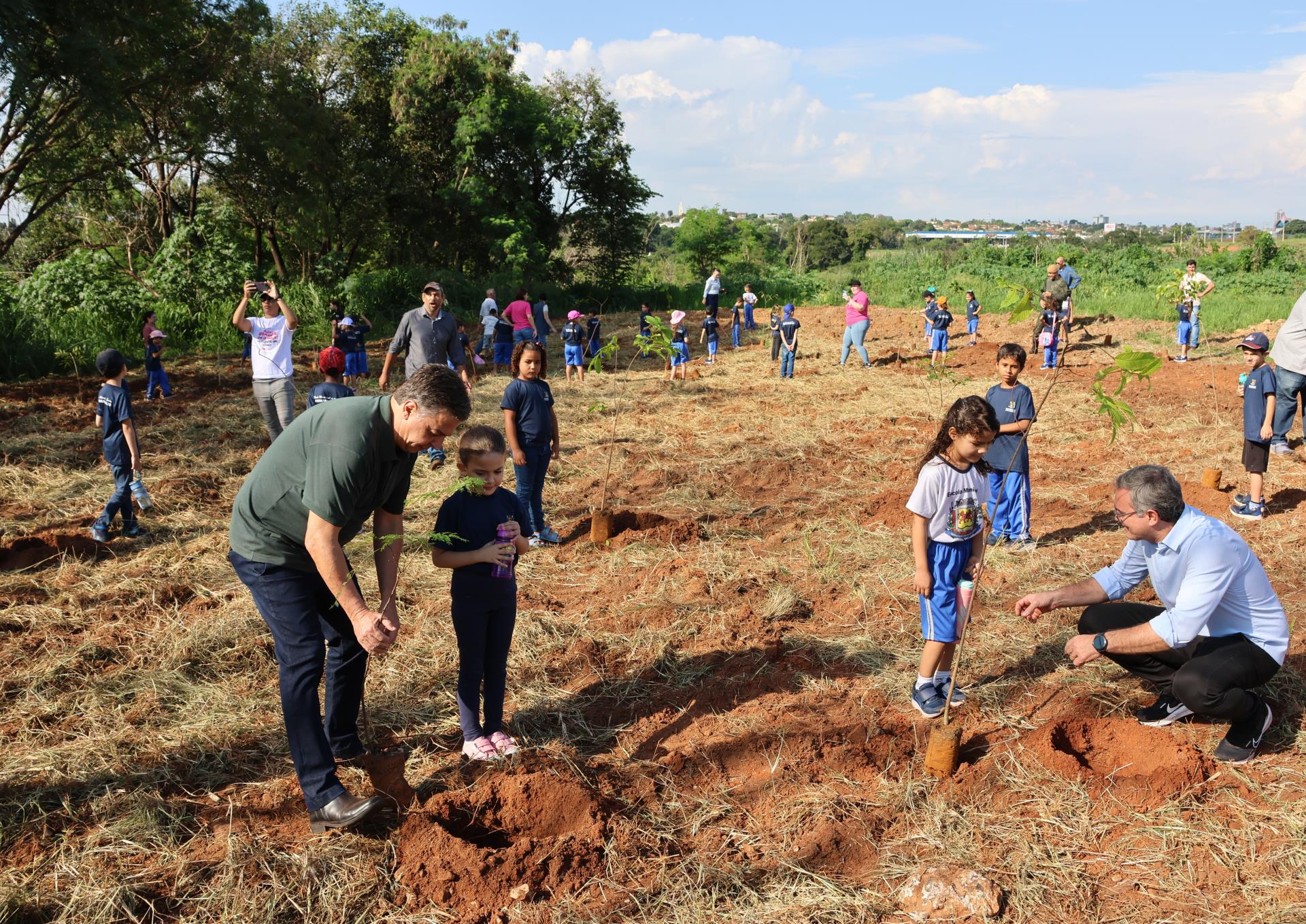Alunos do 1º ano da rede municipal plantam mudas em projeto ambiental